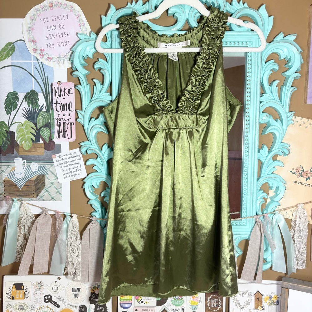 Max Studio Green Ruffle Sleeveless Satin Blouse Deep V-Neckline Womens Sz. Small